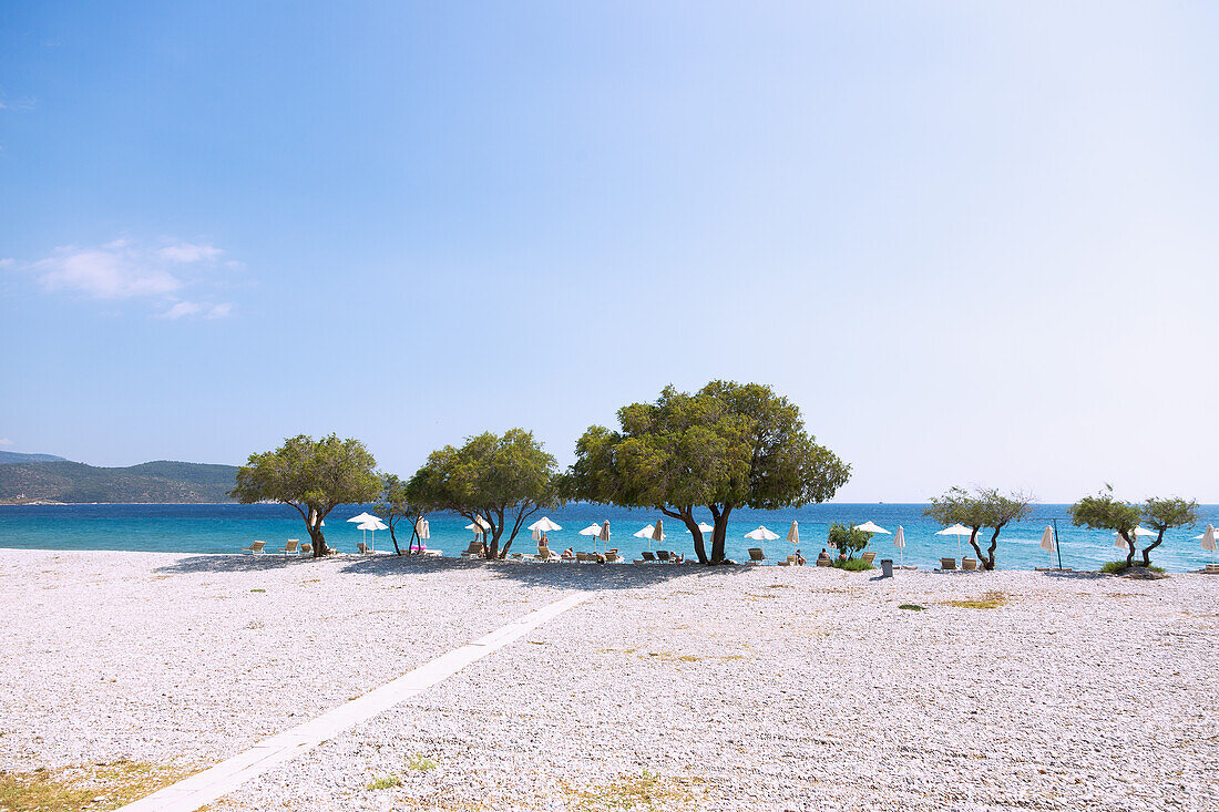 Kiesstrand Mikali Beach bei Psili Ammos im Südosten der Insel Samos in Griechenland