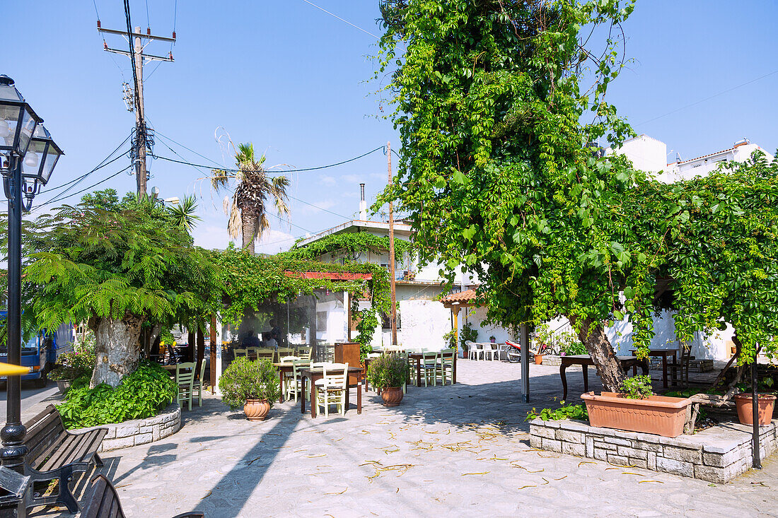 Platea mit Taverne To Steki tou Manoli in Paleokastro im Osten der Insel Samos in Griechenland
