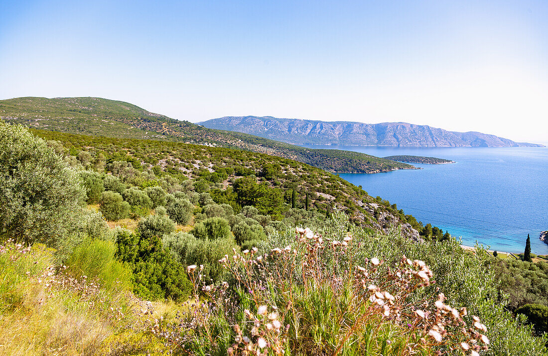 Küstenpanorama bei Posidonio mit Blick auf die türkische Küste im Osten der Insel Samos in Griechenland