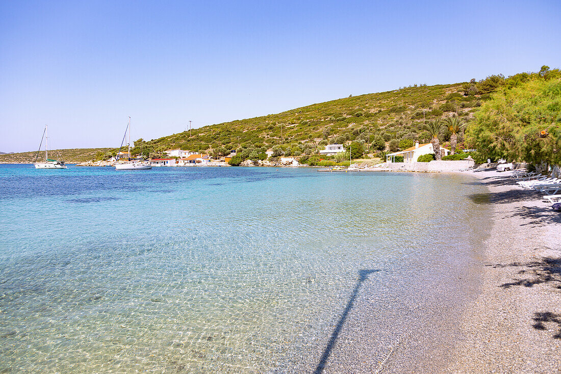 Kiesstrand in Posidonio im Osten der Insel Samos in Griechenland