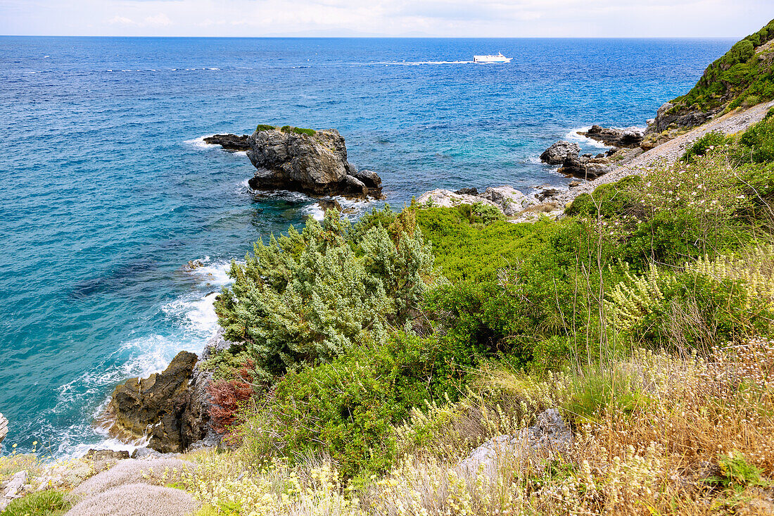 Küstenszenerie an der Bay of Kontogianni bei Potami an der Westküste der Insel Samos in Griechenland