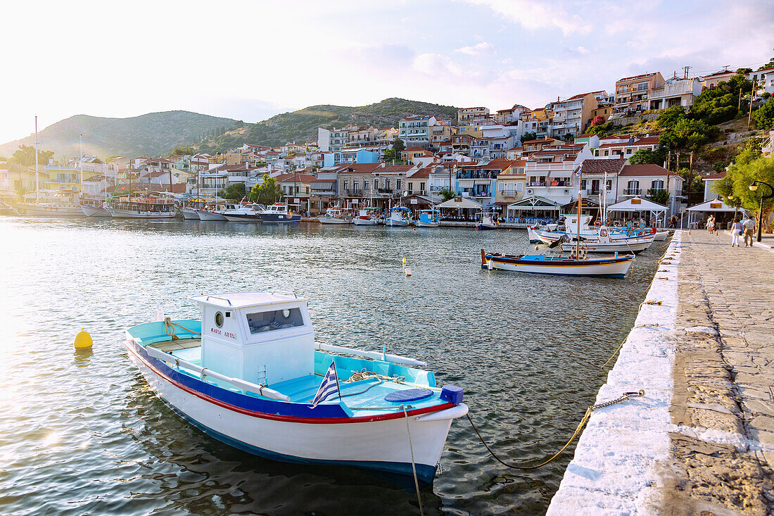Fischerhafen und antike Mole von Pythagorion auf der Insel Samos in Griechenland