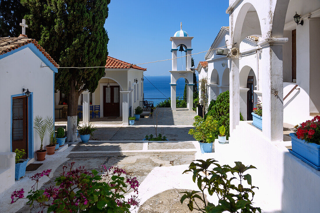 Innenhof des Klosters vor der Höhlenkirche Moni Panagias Spilianis bei Pythagorion auf der Insel Samos in Griechenland
