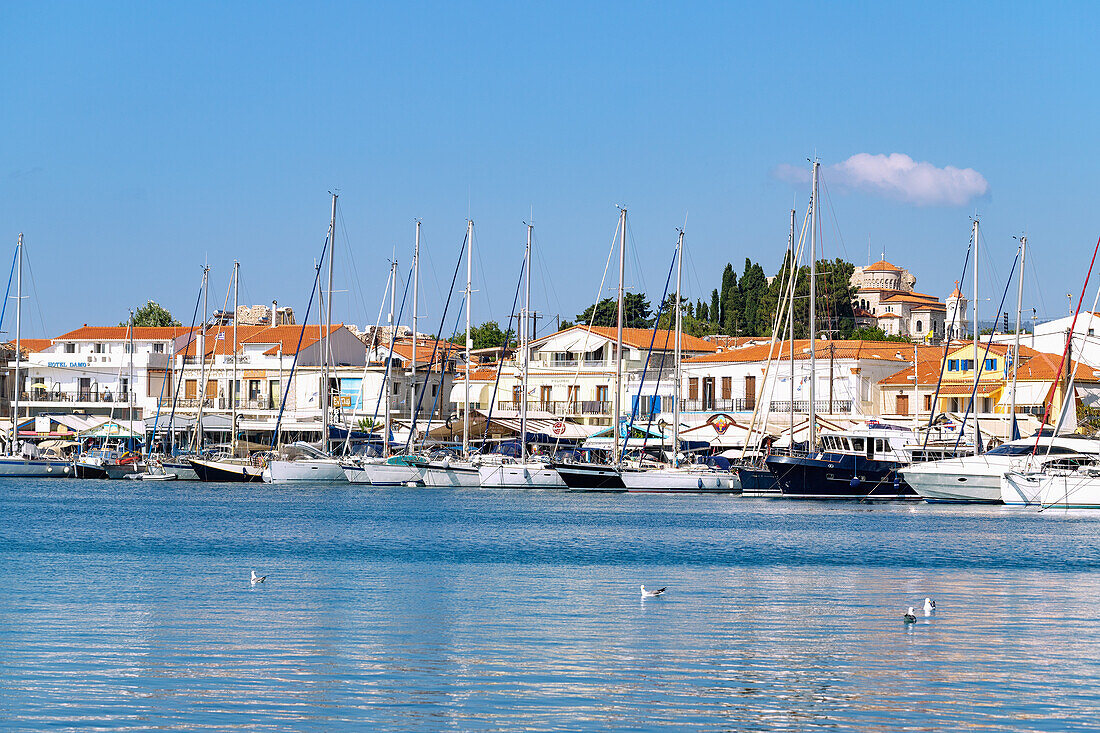 Fischerhafen von Pythagorion mit Blick auf die Kirche Metamórphosis tou Christoú auf der Insel Samos in Griechenland