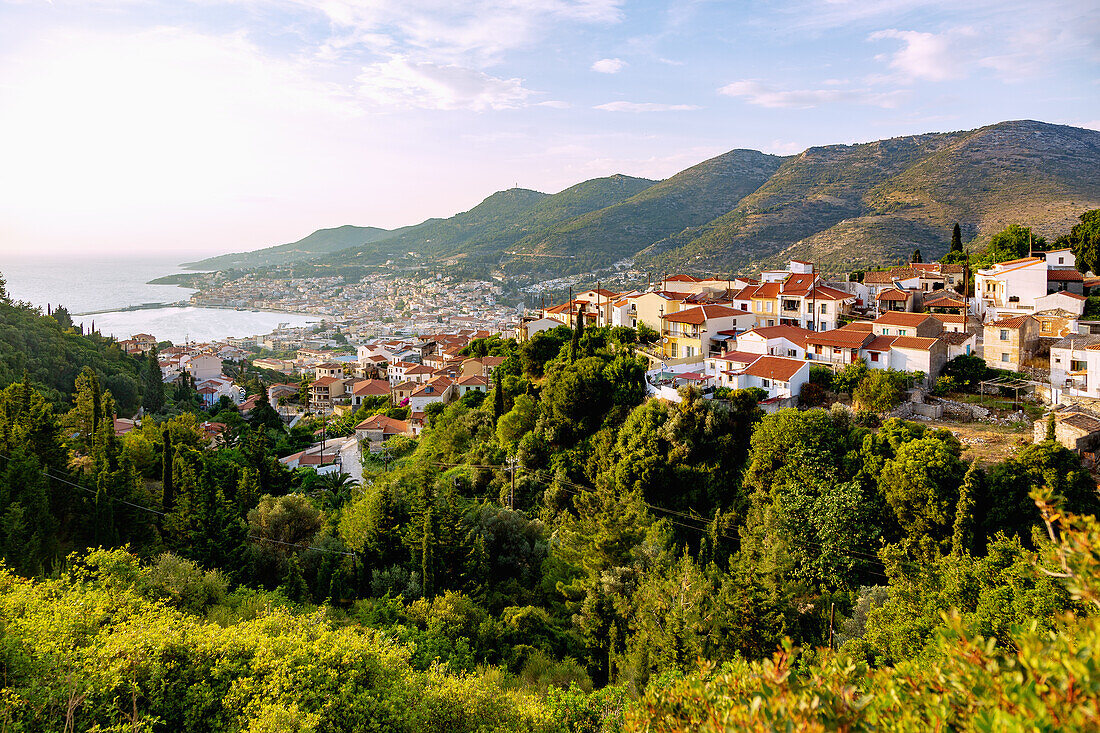 Stadtpanorama von Samos-Stadt mit Blick auf die Bucht von Vathy, den Berg Thios und Ano Vathy auf der Insel Samos in Griechenland