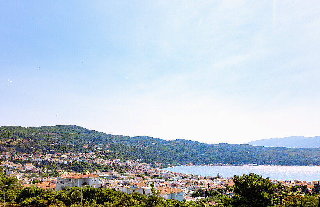 Stadtpanorama von Samos-Stadt mit Blick auf die Bucht von Vathy und den Berg Karvounis auf der Insel Samos in Griechenland