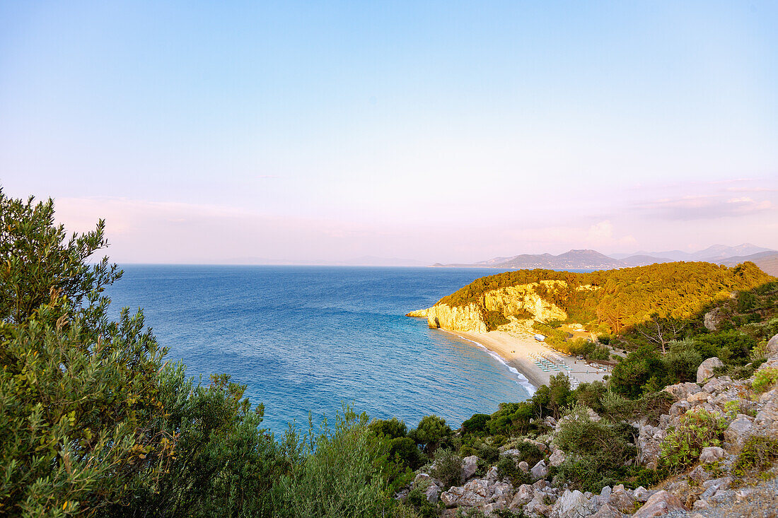 Tsambou Beach bei Sonnenuntergang im Norden der Insel Samos in Griechenland