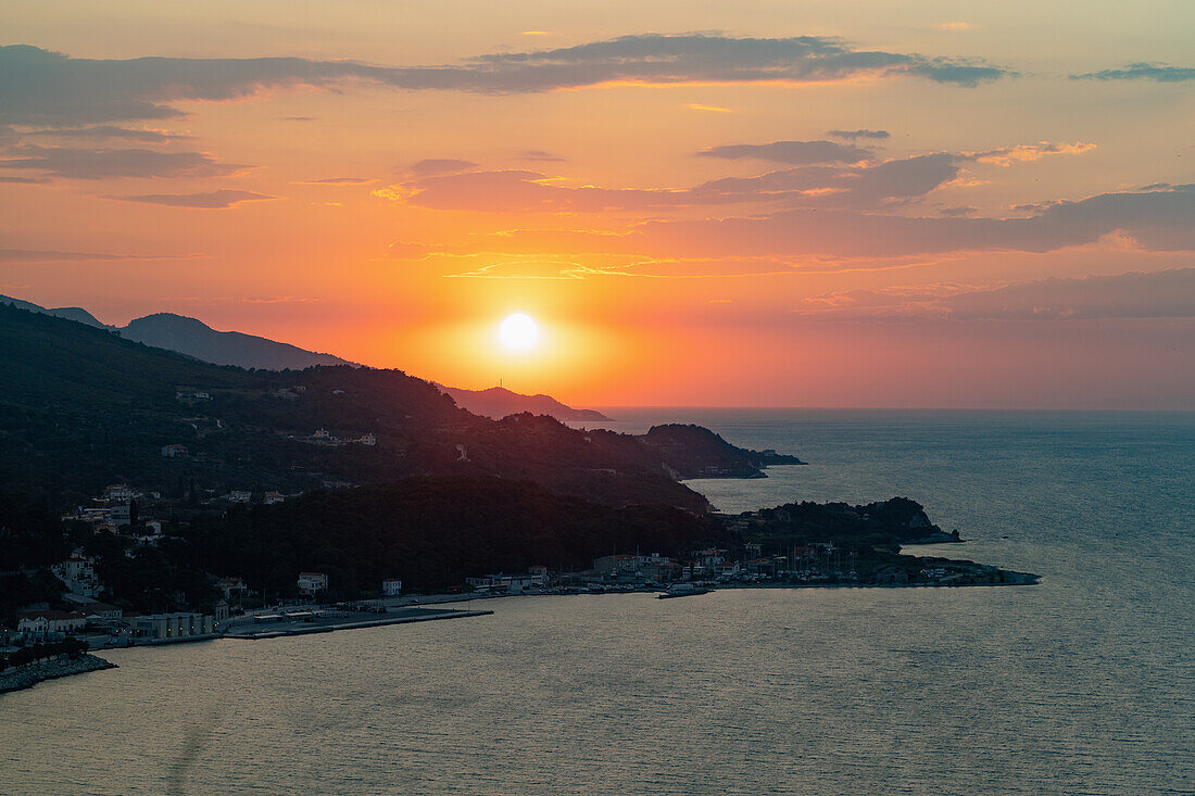 Bucht von Vathy bei Sonnenuntergang auf der Insel Samos in Griechenland