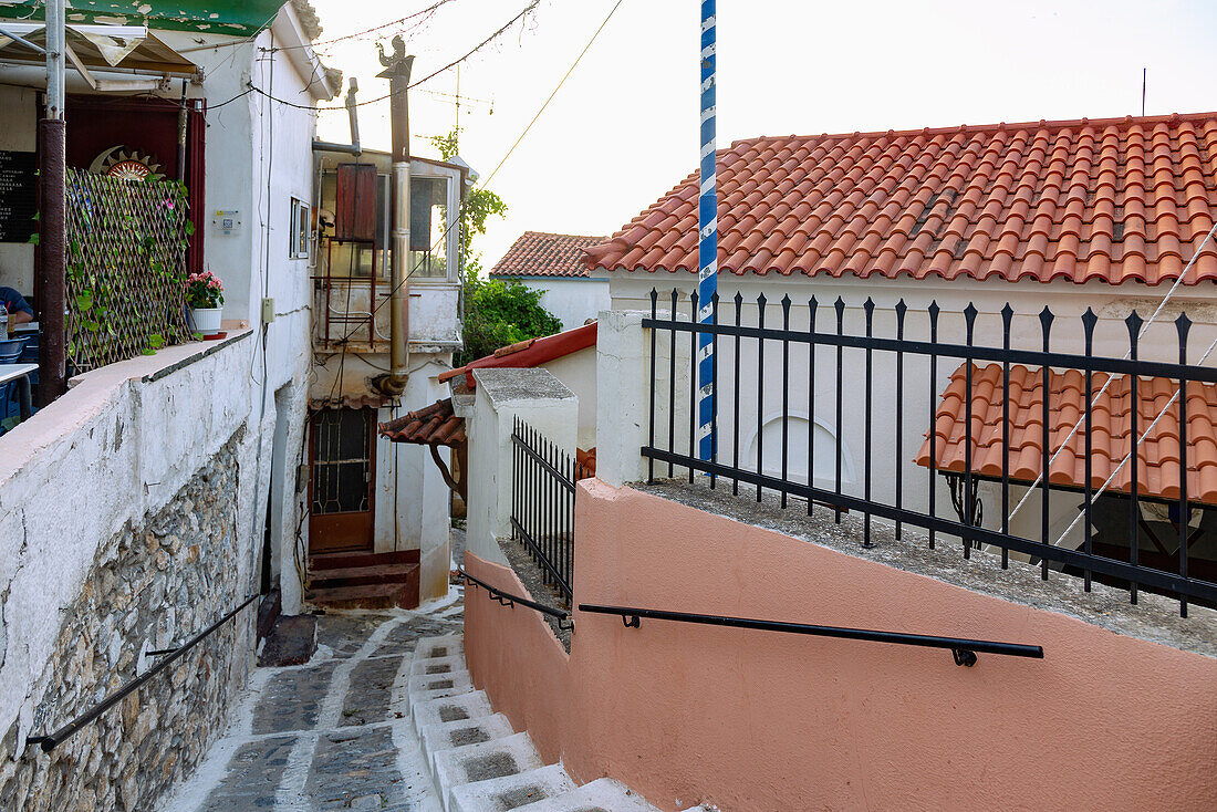 Gasse in Ano Vathy bei Samos-Stadt auf der Insel Samos in Griechenland