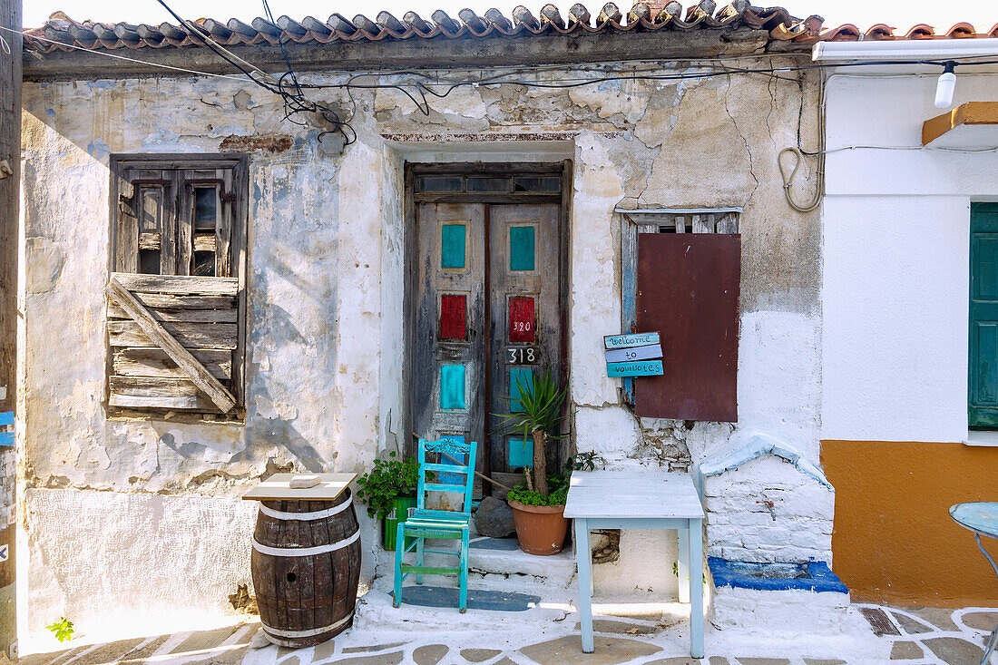 Gasse im Bergdorf Vourliotes im Norden der Insel Samos in Griechenland