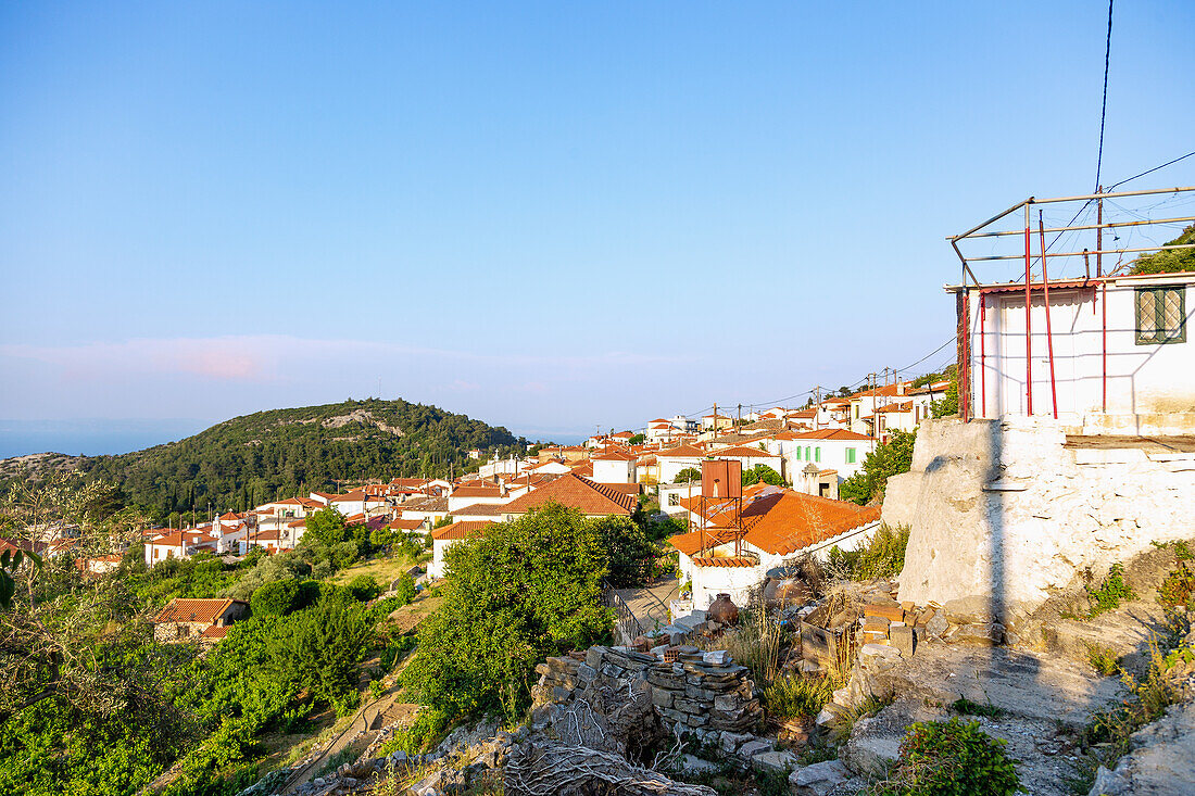 Vourliotes, Bergdorf mit Küstenblick im Norden der Insel Samos in Griechenland