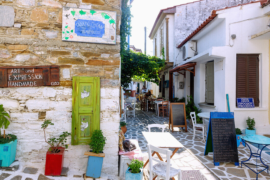 Gasse mit Tavernen im Bergdorf Vourliotes im Norden der Insel Samos in Griechenland