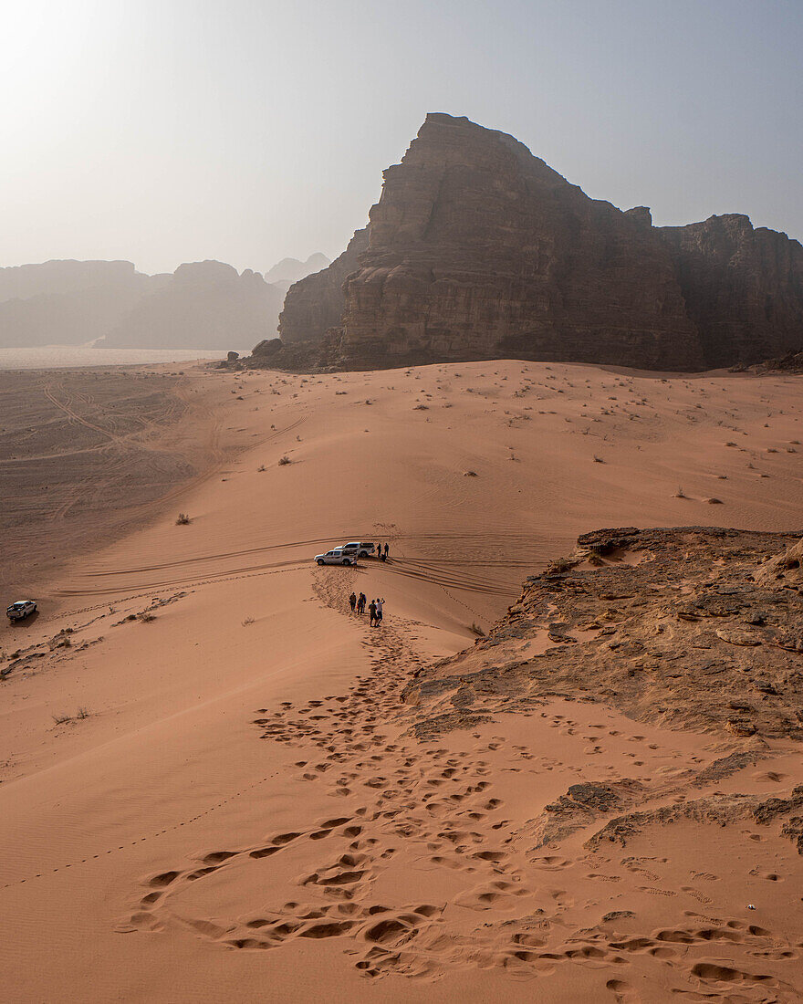 Geländewagen und Touristen im Wadi Rum, Jordanien