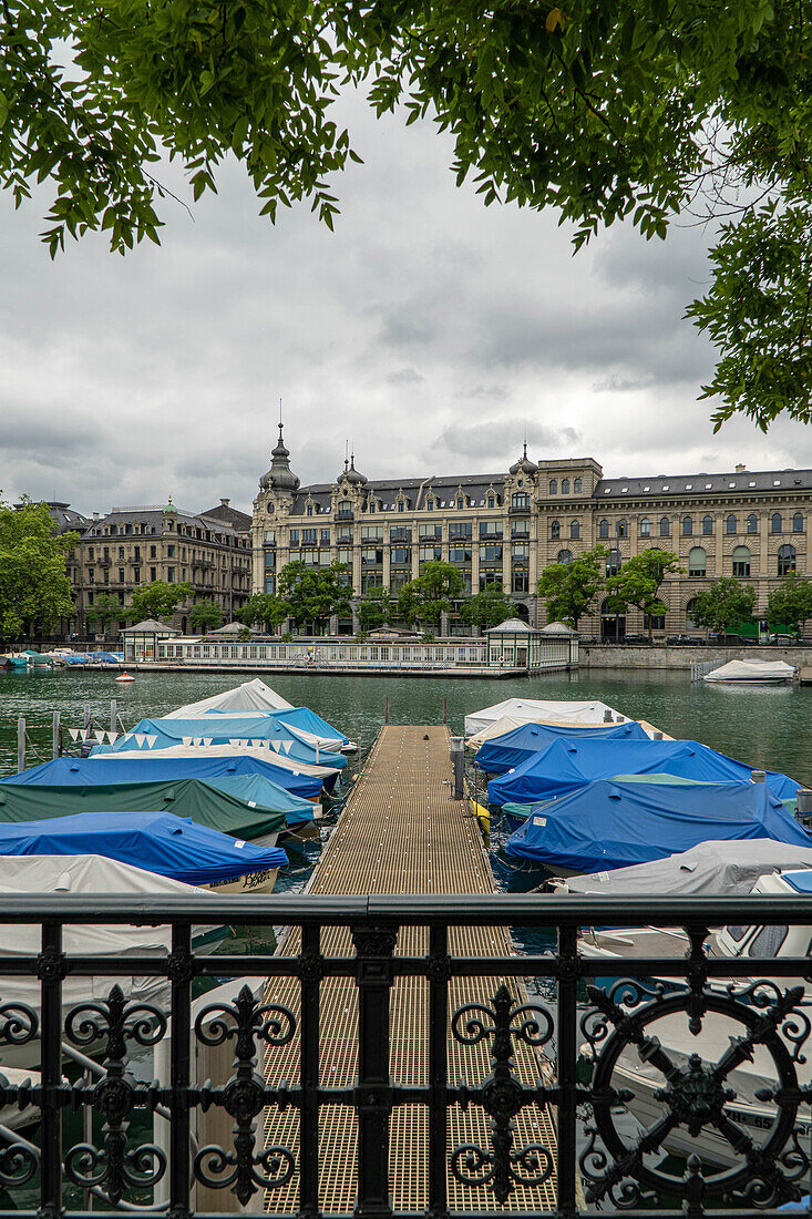 zugedeckte Boote, Zürich an der Limmat, Schweiz