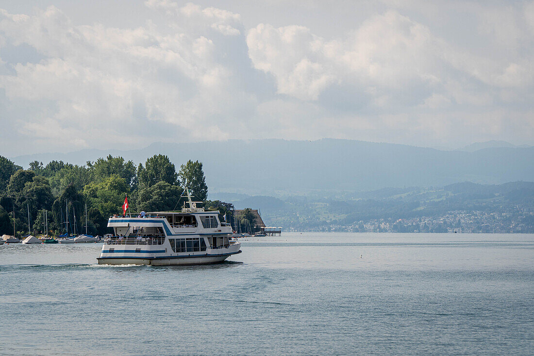 Ausflugsboot, Zürichsee mit Zürich, Schweiz