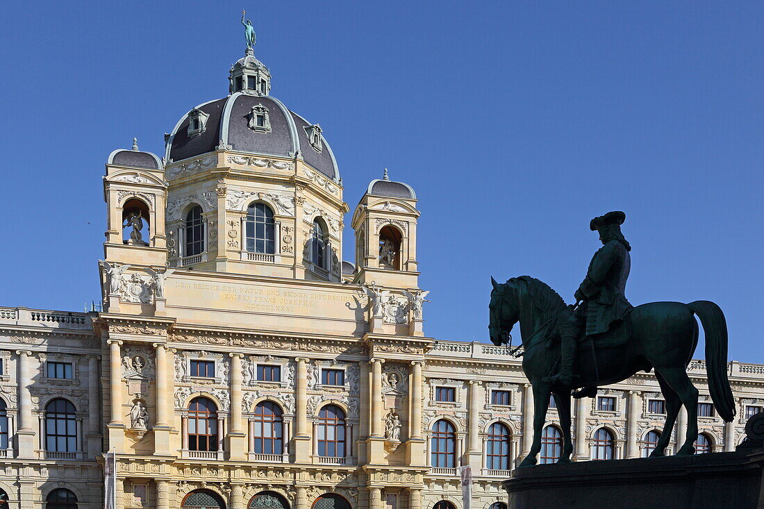 Statue am Maria-Theresien-Platz, im Hintergrund das Naturhistorische Museum, Wien, Österreich