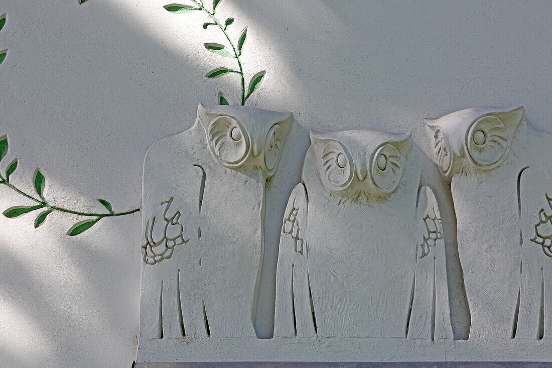 Drei Eulen und Lorbeerkranz an der Fassade des Ausstellungshaus der Wiener Secessionsgebäude von Joseph Maria Olbrich, Wien, Österreich