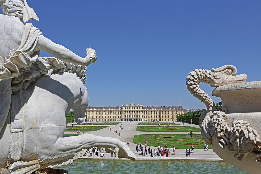 Figuren des Neptunbrunnen mit Schloss Schönbrunn, Wien, Österreich