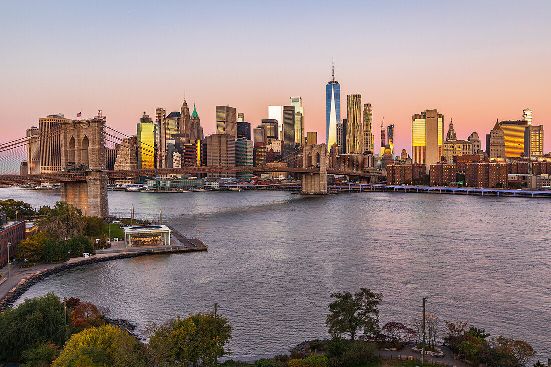 Manhattan, New York, USA. Sonnenaufgang über Manhattan und der Brooklyn Bridge.