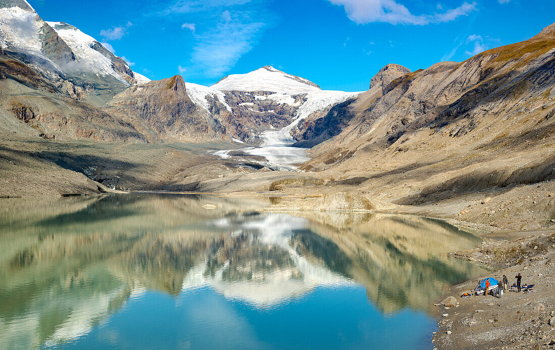 Mount Johannesburg und Gletscher Pasterze am Großglockner, der aufgrund der globalen Erwärmung extrem schnell schmilzt. Wissenschaftler machen sich bereit für die Kartierung des Gletschersees. Europa, Österreich, Kärnten.