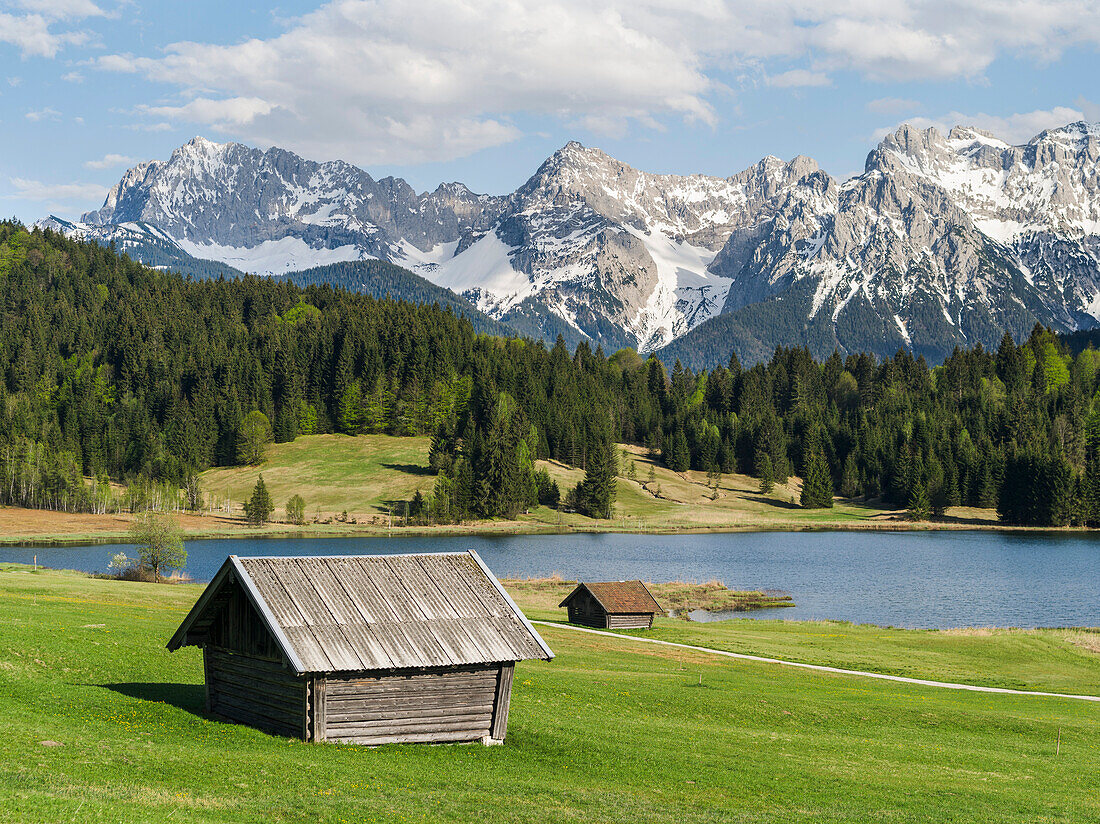 Das Karwendelgebirge bei Mittenwald im Frühling, der Wagenbruchsee (auch Geroldsee genannt). Die grüne Alm steht in starkem Kontrast zu den noch schneebedeckten Gipfeln des westlichen Karwendelgebirges, die Mittenwald überragen. Bayern