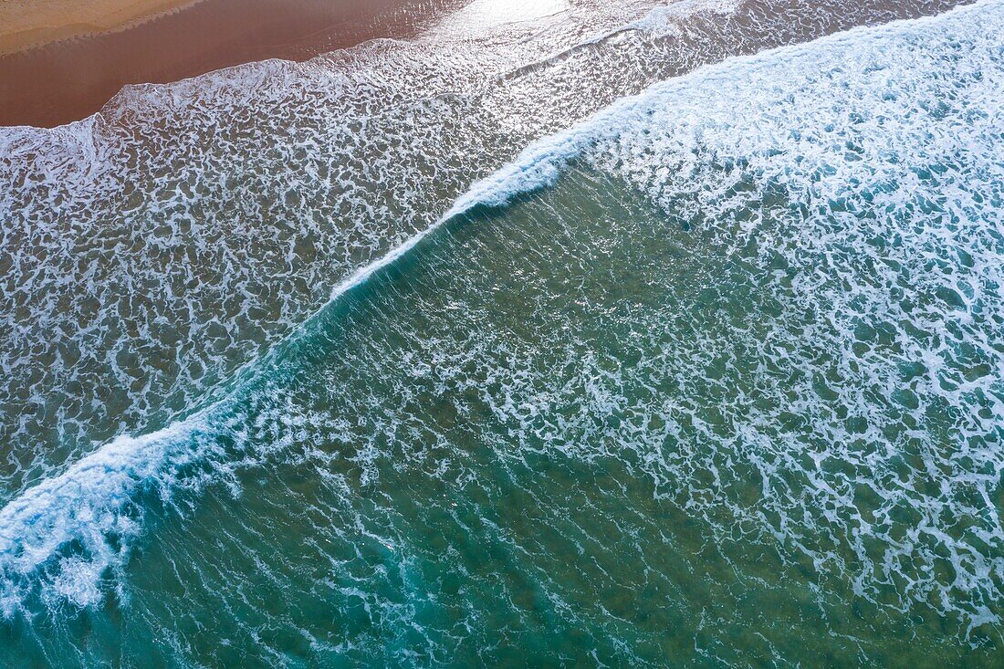 Wellen, Sand, Meer, Strand von Langre, Ribamontan al Mar, Kantabrisches Meer, Kantabrien, Spanien, Europa.