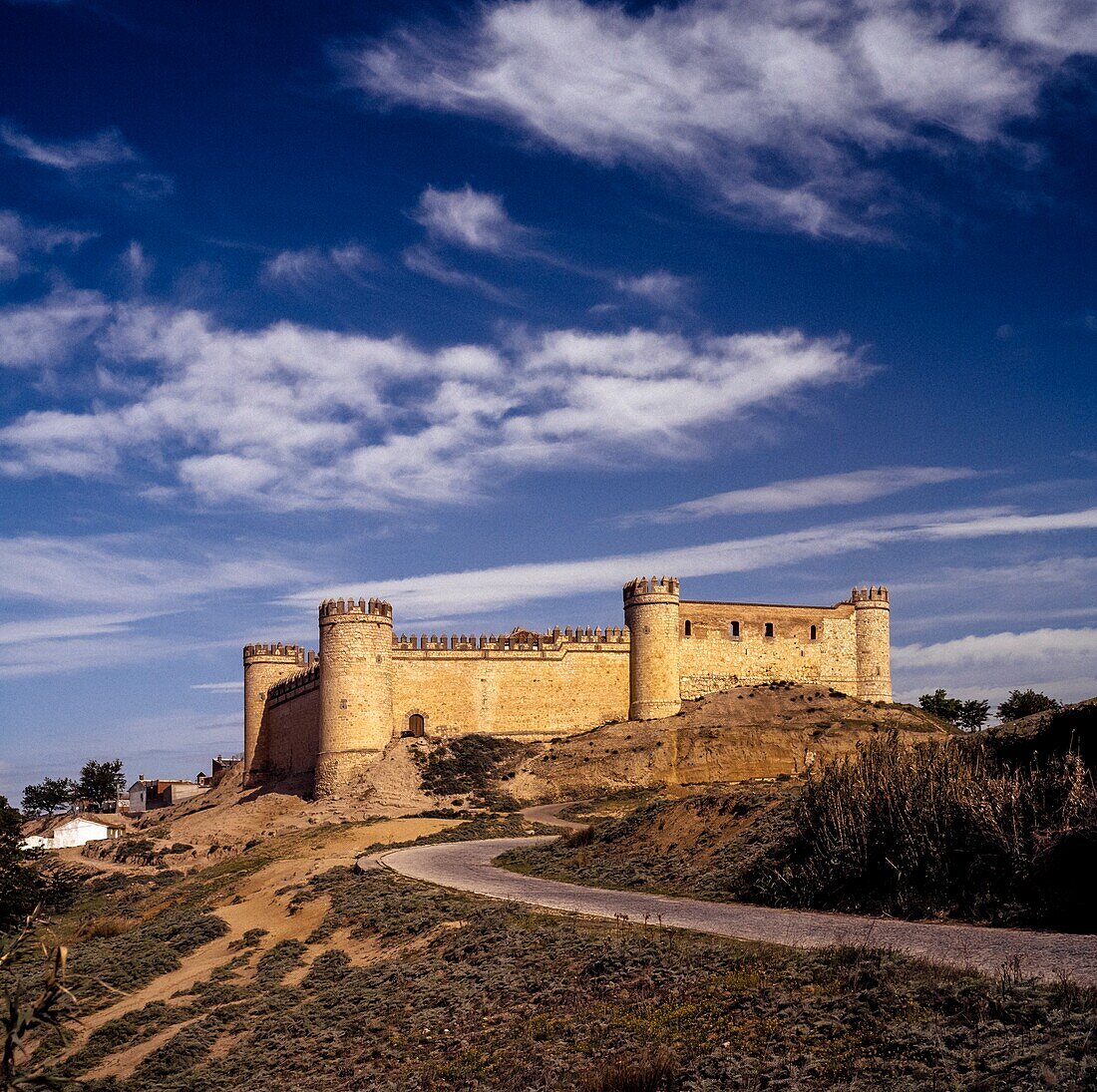 Das Schloss von Maqueda. (Toledo) Spanien. Maqueda liegt in der Comarca Torrijos. Die Stadt ist vor allem für ihre bemerkenswert gut erhaltene Burg, das Castillo de la Vela, bekannt.