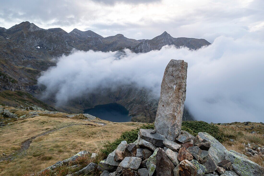 Wolken über dem Etang Rond, Valier-Tal -Riberot-, Regionaler Naturpark der Ariège-Pyrenäen, Pyrenäen, Frankreich.