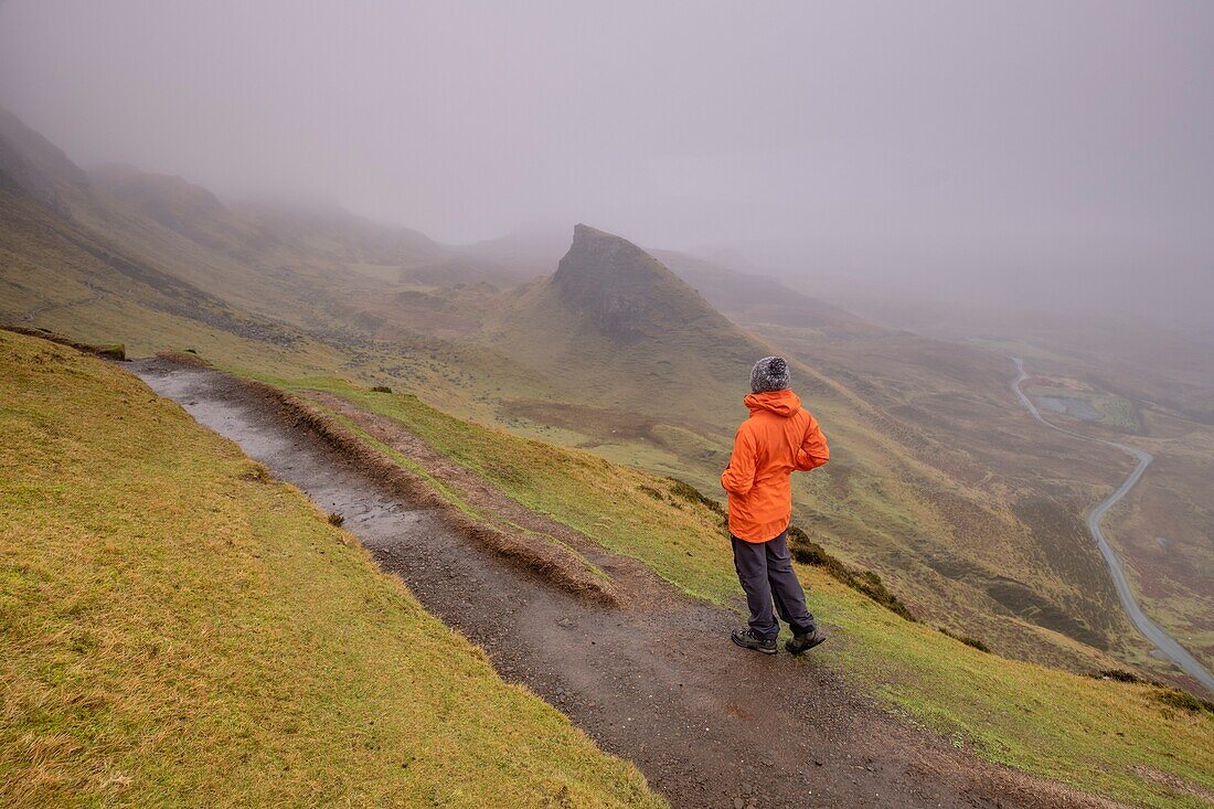 Wanderer, Quiraing Valley, Skye, Highlands, Schottland, Vereinigtes Königreich.