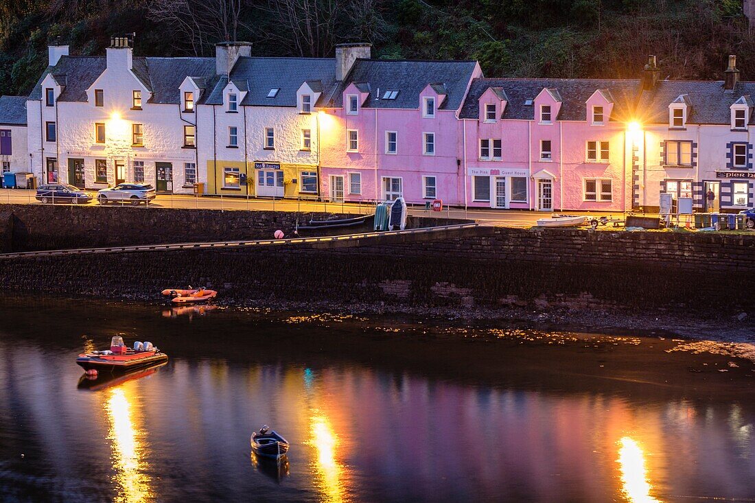 Bunte Häuser am Pier, Portree (Port Righ), Isle of Skye, Highlands, Schottland, Vereinigtes Königreich.