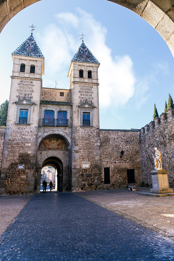 Die Tür von Bisagra und die Statue von Karl V. Spanien. Europa.