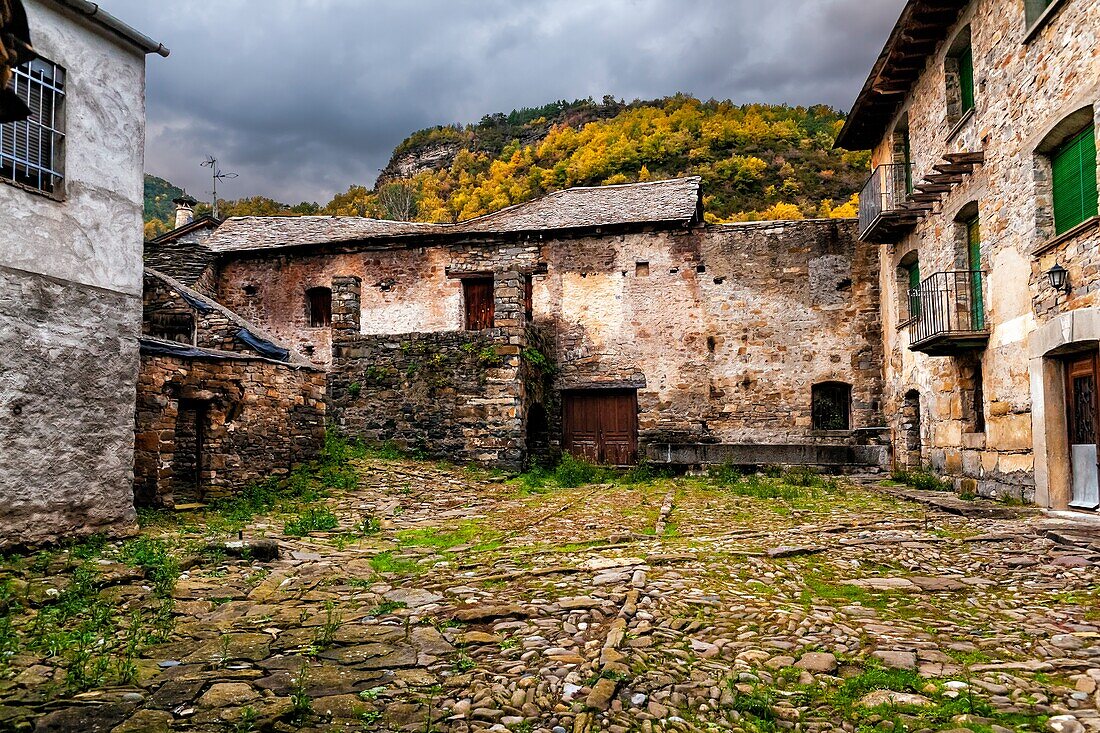 Alte Häuser in Broto an einem bewölkten Herbsttag. Huesca. Aragon. Spanien. Europa.