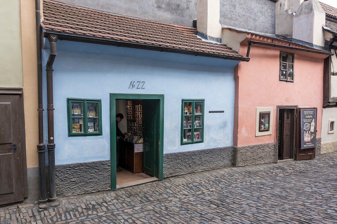 Das Haus, in dem Franz Kafka lebte, das Goldene Gässchen, die Prager Burg. Tschechische Republik.