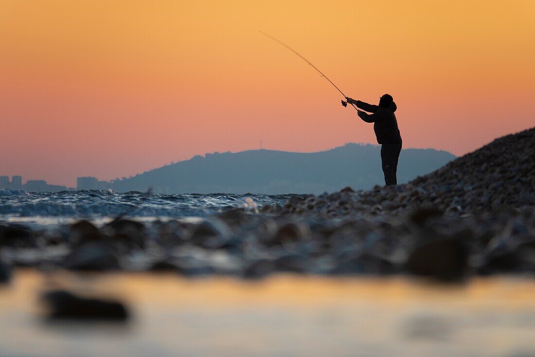 Fischer angeln am Strand, Alcocebre Castellon, Spanien.