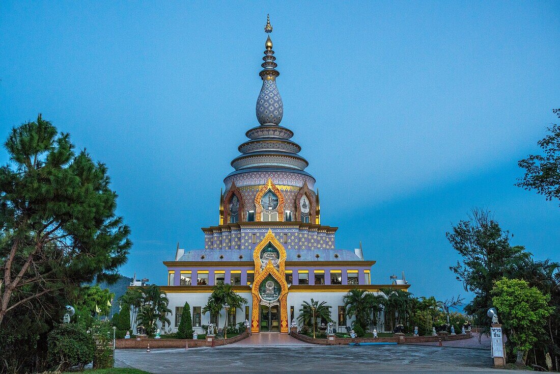Wat Chedi Kaew in der Abenddämmerung, Thaton, Thailand