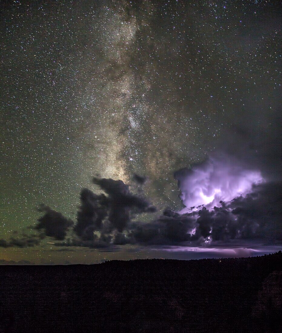 Die Milchstraße erscheint während eines Gewitters am Grand Canyon im Grand Canyon National Park, Arizona.