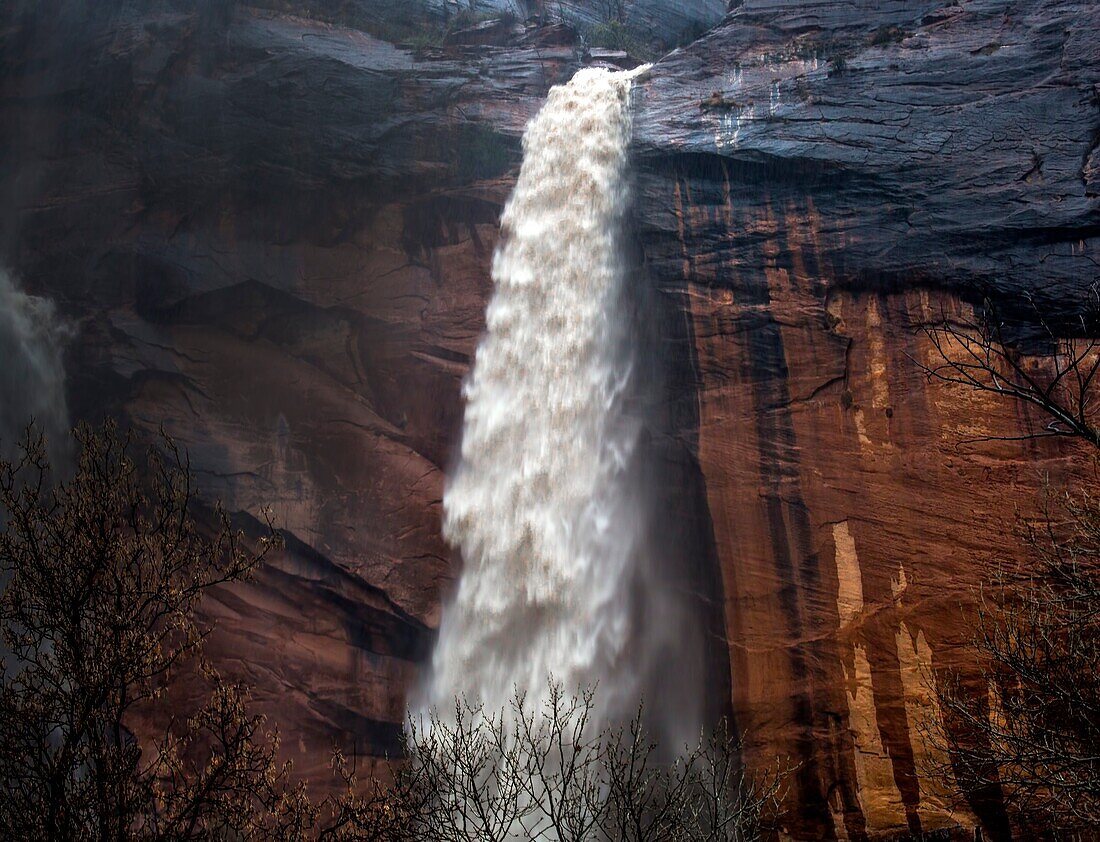 Heftige Regenfälle haben im Zion-Nationalpark in Utah vergängliche Wasserfälle hervorgebracht.