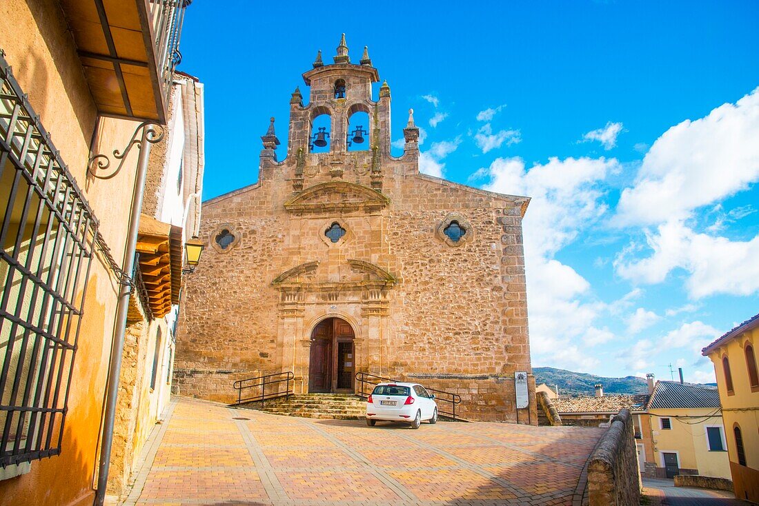 Fassade der Kirche San Juan Bautista. Villaconejos de Trabaque, Provinz Cuenca, Kastilien-La Mancha, Spanien.