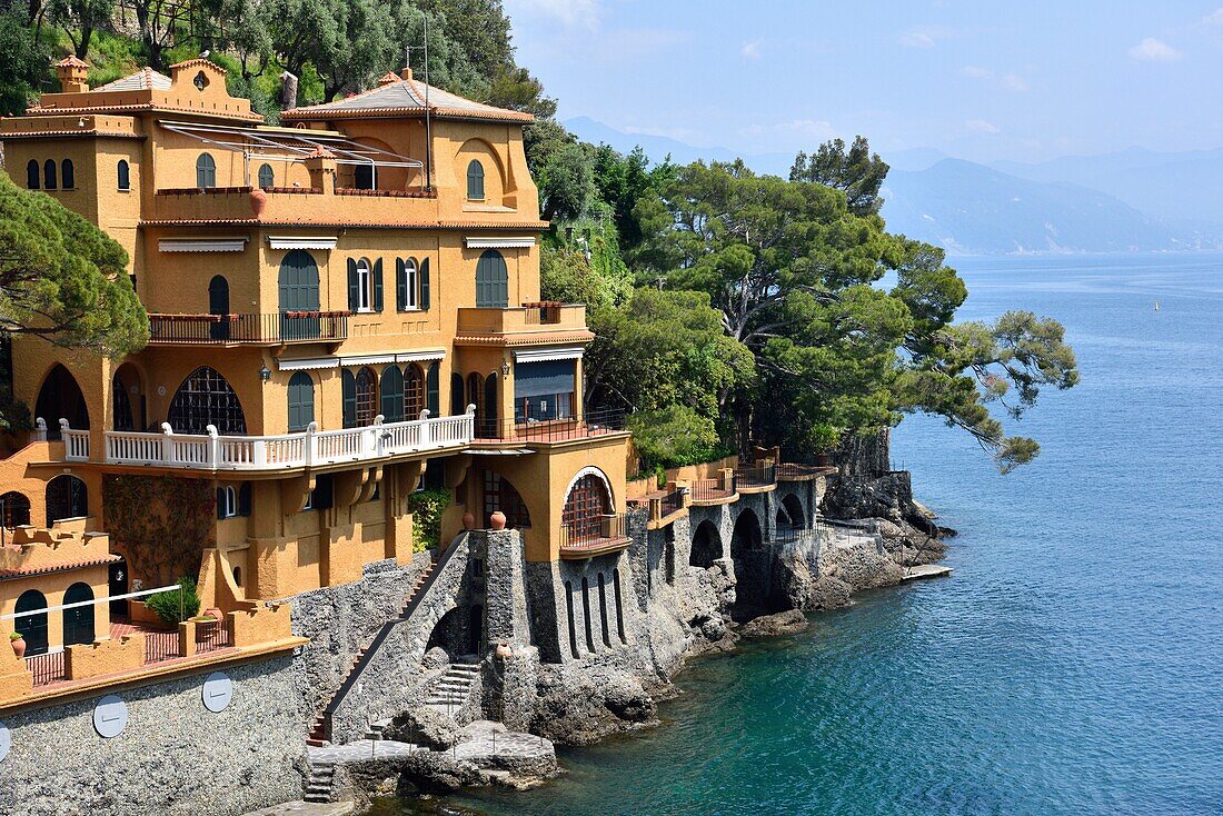 Italien, Ligurien, Umgebung von Portofino, Luxuriöse Villa mit Blick auf den Golf von Genua.