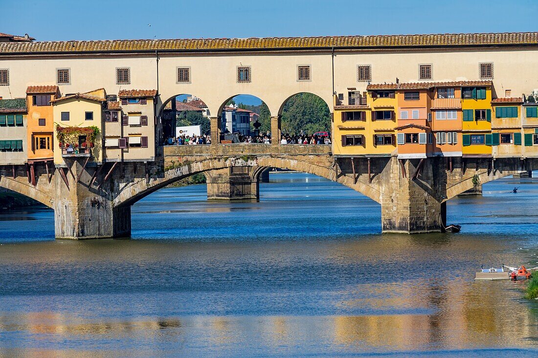 Ponte Vecchio Bridge Reflexionen Fluss Arno Florenz Toskana Italien. Brücke, die ursprünglich in der Römerzeit erbaut und 1345 wieder aufgebaut wurde.