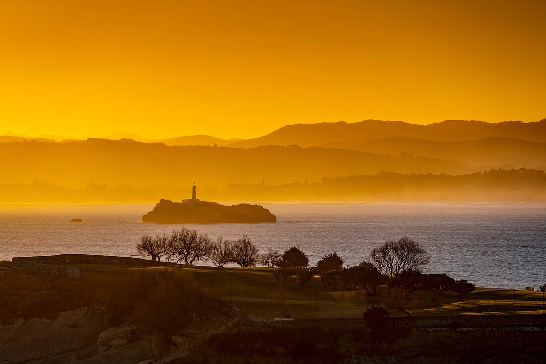 Panoramablick bei Sonnenaufgang. Aussichtspunkt Leuchtturm von Cabo Mayor. Küste von Santander und Kantabrisches Meer. Kantabrien, Spanien. Europa.