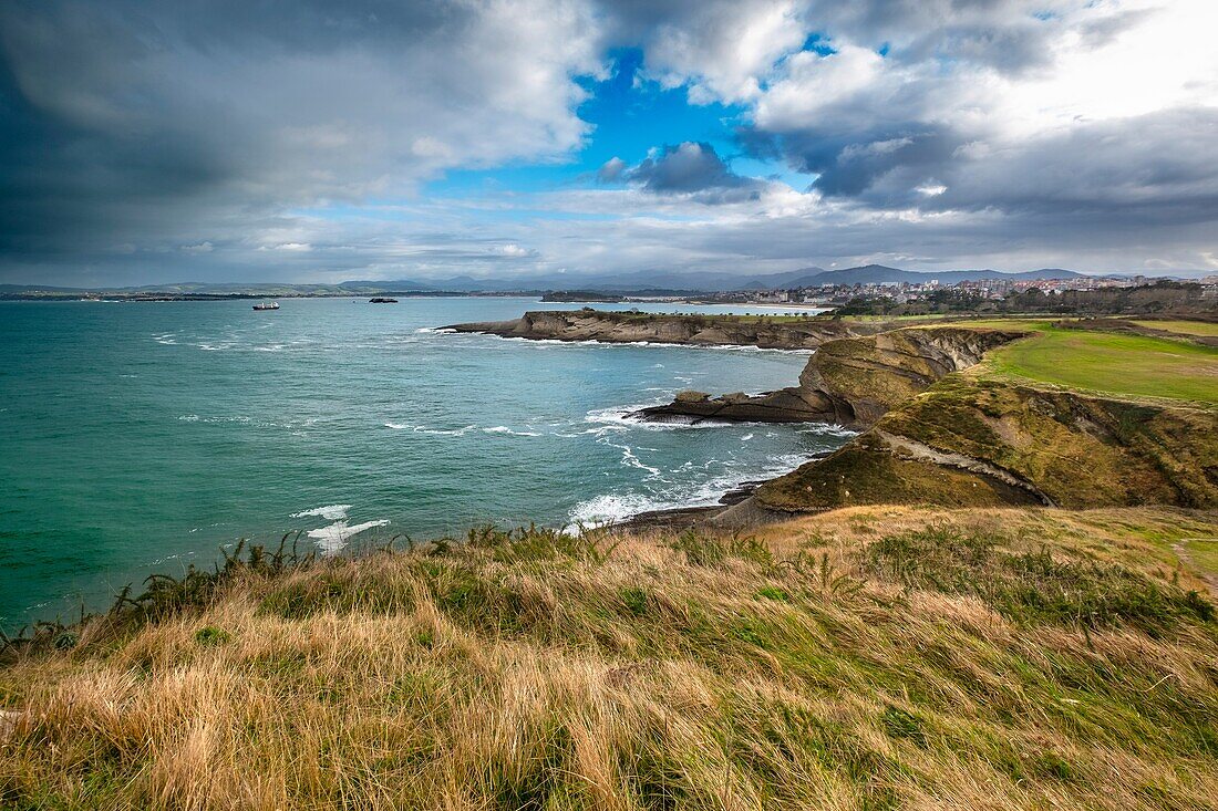 Panoramablick. Aussichtspunkt Leuchtturm von Cabo Mayor. Küste von Santander und Kantabrisches Meer. Kantabrien, Spanien. Europa.