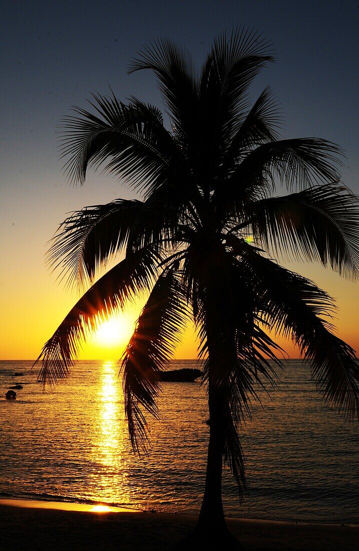 Kuba: Sonnenuntergang am Strand von Trinidad City.