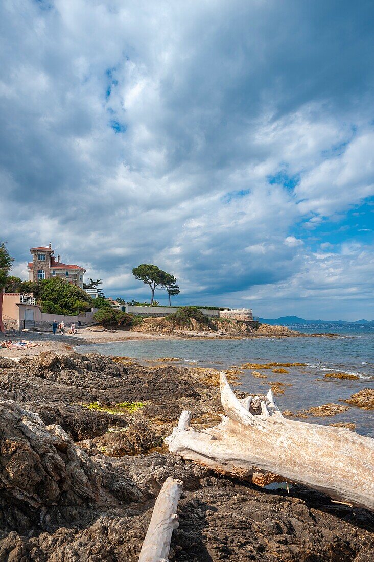 Landschaft mit Villa auf dem Küstenpfad, Saint-Aygulf, Var, Provence-Alpes-Cote d'Azur, Frankreich, Europa.
