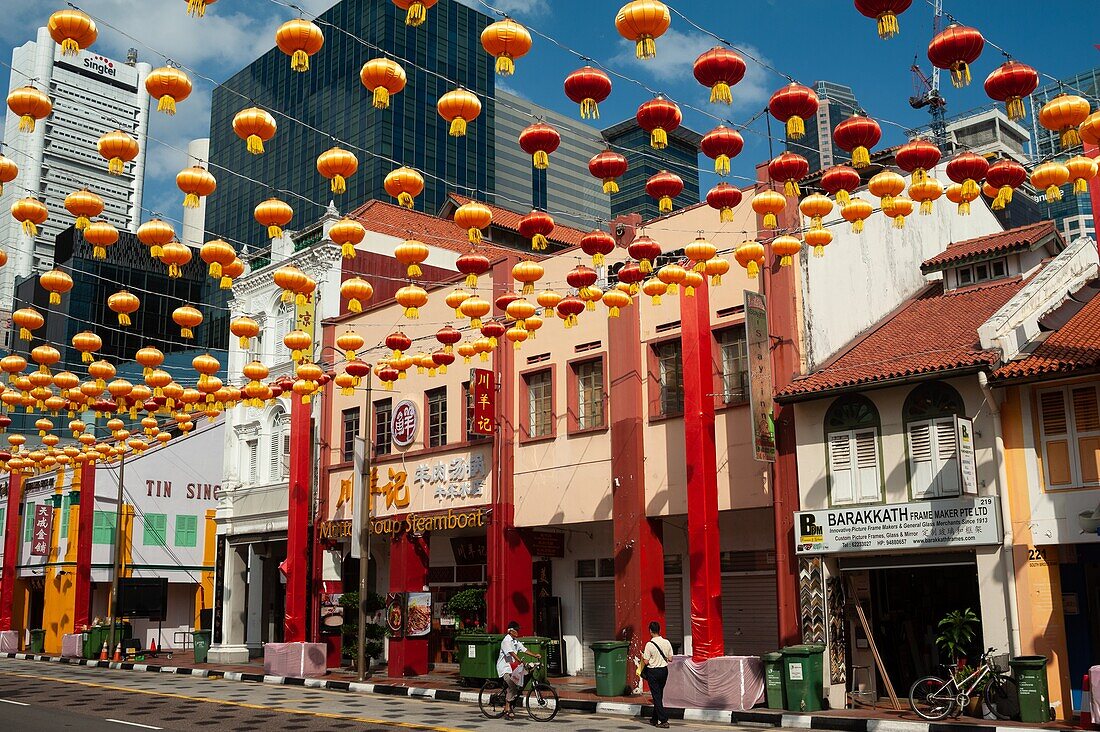 Singapur, Republik Singapur, Asien - Jährliche Straßendekoration mit Laternen entlang der South Bridge Road für das chinesische Neujahrsfest im Chinatown-Viertel von Singapur.