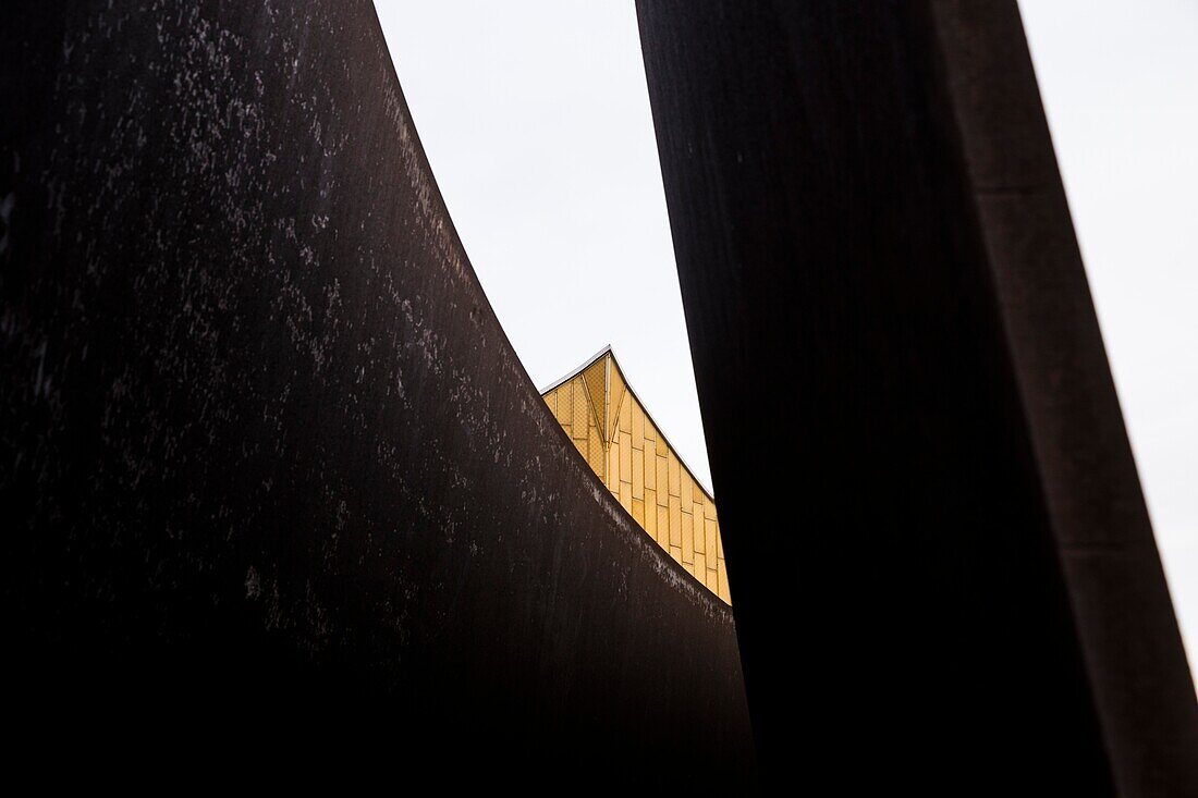 Kreuzung der Berliner Philharmonie mit einem Denkmal in Berlin, Deutschland.