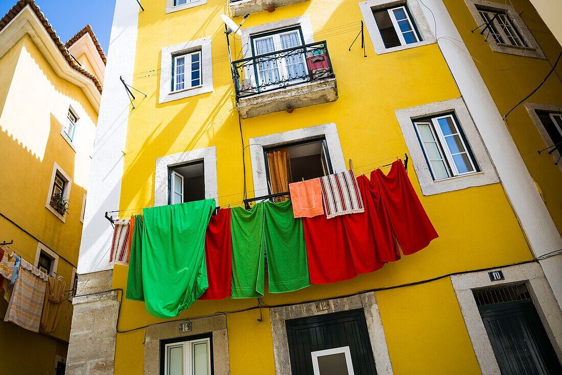 Wäsche hängt von einem Balkon in Lissabon, Portugal.