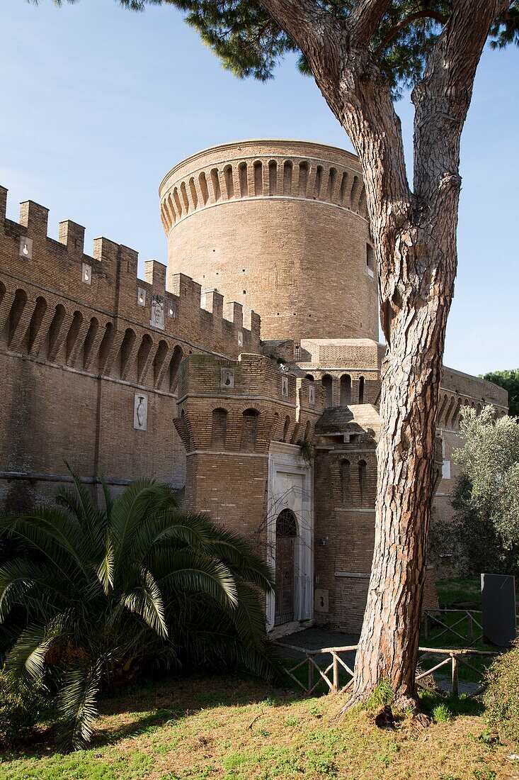 Schloss und Turm im Dorf Ostia Antica, in der Nähe von Rom, Italien.