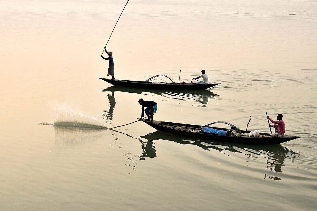 Guwahati, Assam, Indien. 30. Januar 2019. Fischer legen bei Sonnenuntergang ihr Fischernetz am Fluss Brahmaputra aus.