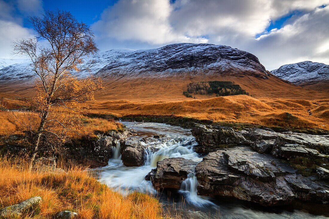 Ein Wasserfall in Glen Etive in den schottischen Highlands, aufgenommen mit einer langsamen Verschlusszeit an einem Nachmittag Anfang November.